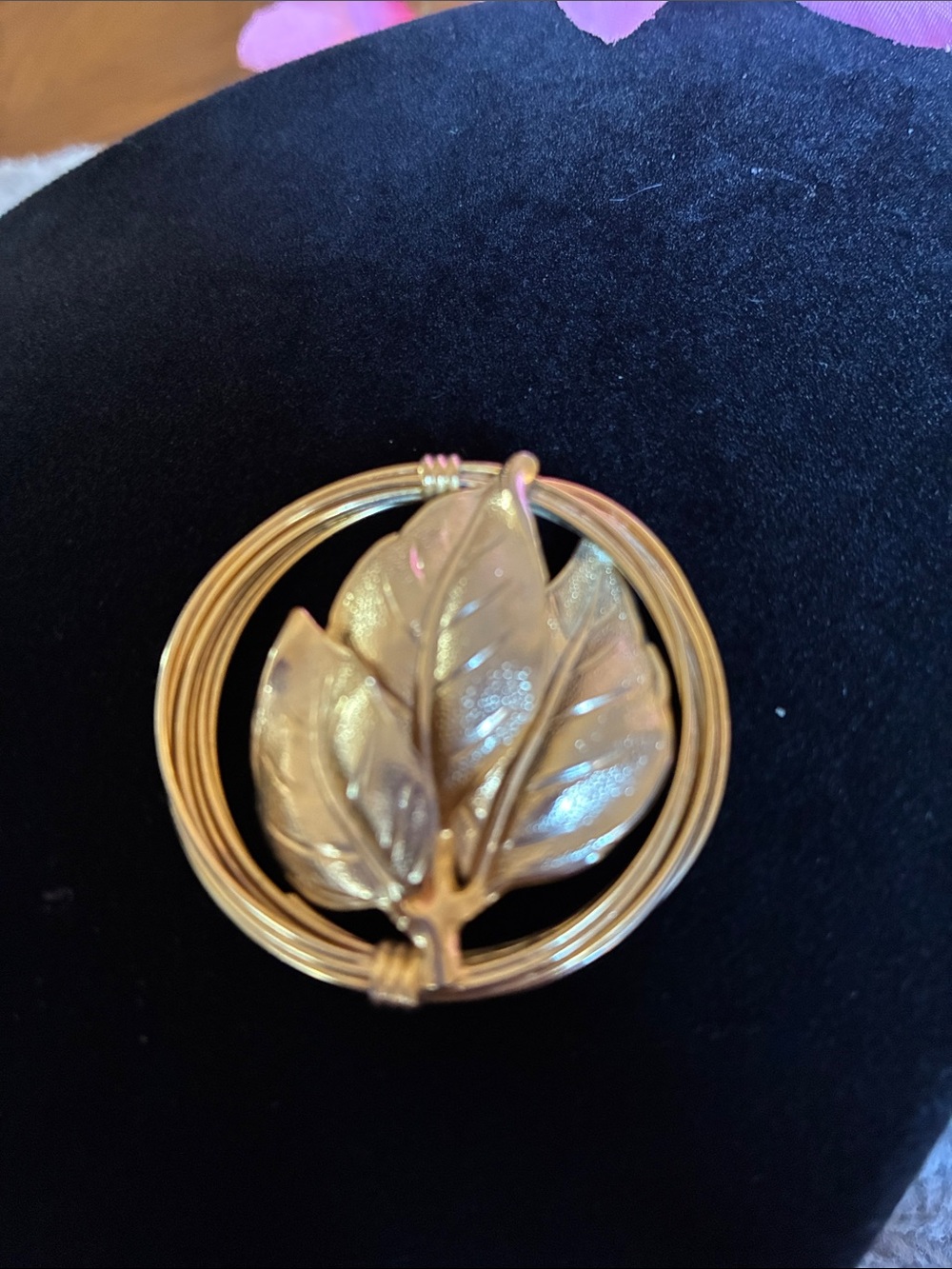 Gold Leaf Circle Brooch – Classic Women’s Jewelry